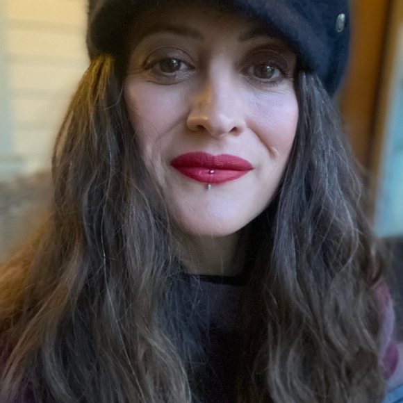 Meet your Posher, Liz - Picture 3 of 6